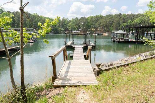 Entire Home, Waterfront Lake Lanier - Kayaks, Dock