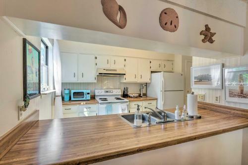Townhome With Lush Forest View, Steps To Beach!