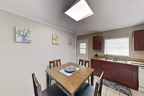 Modern And Cozy Home 10 Mins To Beach