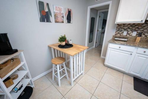Upscale Modern Apartment