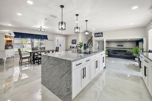 New Luxe 9 Beds~5br~pool~game Room~selfie Wall~playset