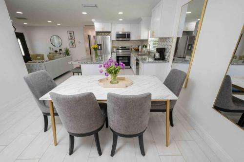 Beautiful House, Walking Distance To Stadium