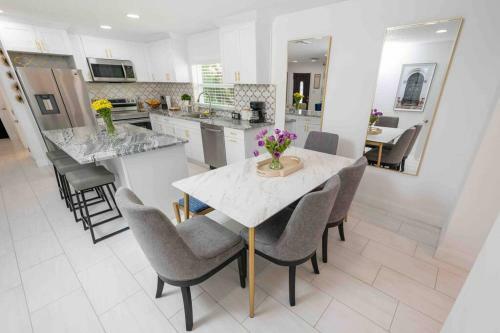 Beautiful House, Walking Distance To Stadium