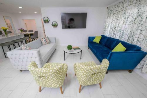 Beautiful House, Walking Distance To Stadium