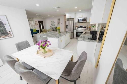 Beautiful House, Walking Distance To Stadium