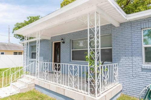 Beautiful House, Walking Distance To Stadium