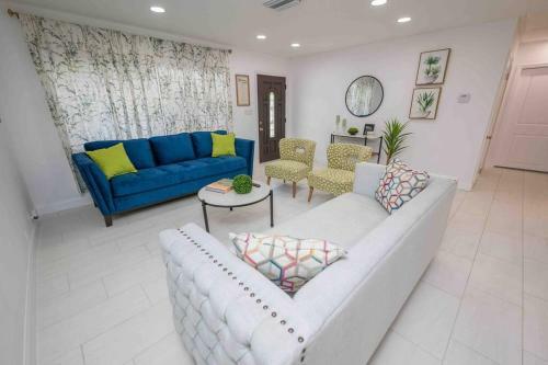 Beautiful House, Walking Distance To Stadium