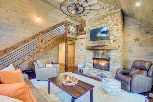 New/luxurious Cabin W/ Hot Tub, Arcade, Fire Pit