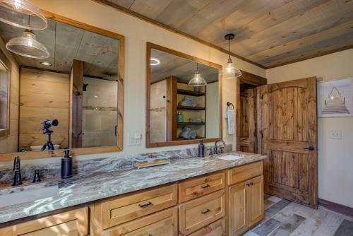 New/luxurious Cabin W/ Hot Tub, Arcade, Fire Pit