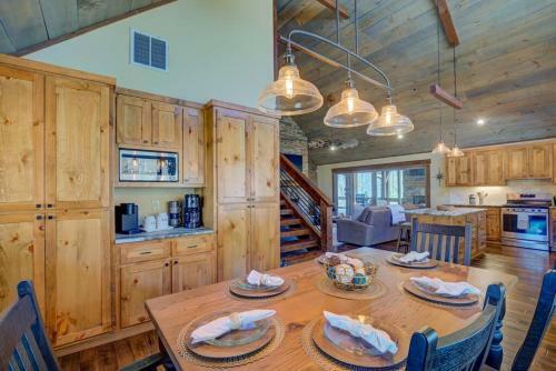 New/luxurious Cabin W/ Hot Tub, Arcade, Fire Pit