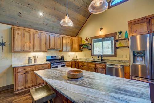 New/luxurious Cabin W/ Hot Tub, Arcade, Fire Pit
