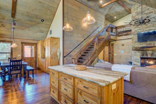 New/luxurious Cabin W/ Hot Tub, Arcade, Fire Pit