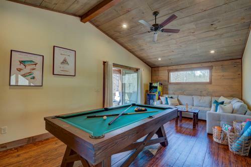 New/luxurious Cabin W/ Hot Tub, Arcade, Fire Pit