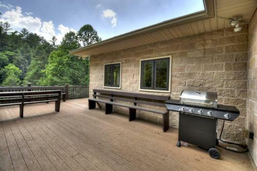 *creek Front* With Hottub, Fire Pits, Billiards, Ev Charger