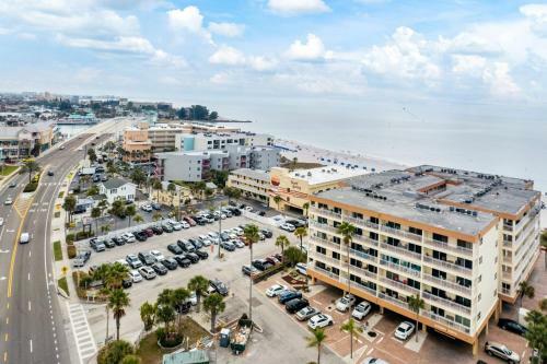 #404 Madeira Norte Condos