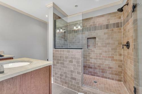Glamorous 3-br Home For Your Next Getaway