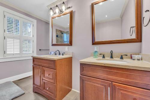 Glamorous 3-br Home For Your Next Getaway