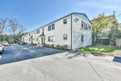 Affordable Apartment Near Midtown