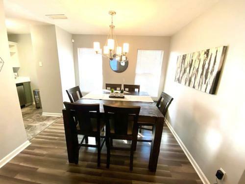 New Modern Contemporary Home Close To Airport