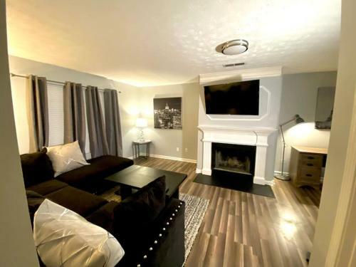New Modern Contemporary Home Close To Airport