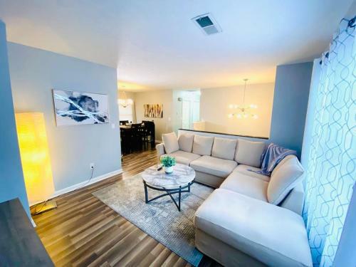 New Modern Contemporary Home Close To Airport
