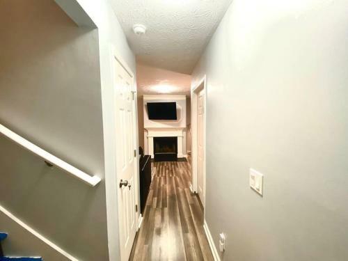 New Modern Contemporary Home Close To Airport