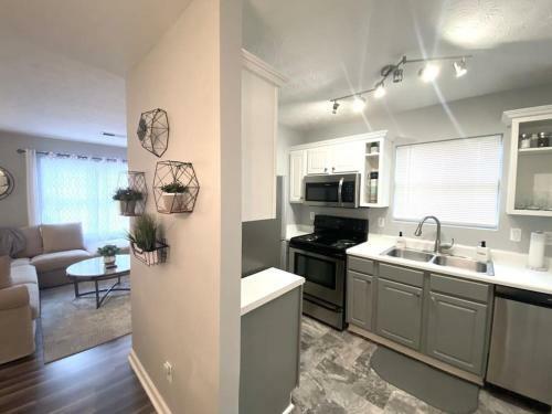 New Modern Contemporary Home Close To Airport
