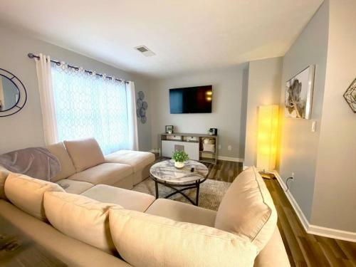 New Modern Contemporary Home Close To Airport
