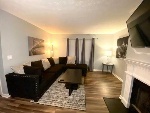New Modern Contemporary Home Close To Airport