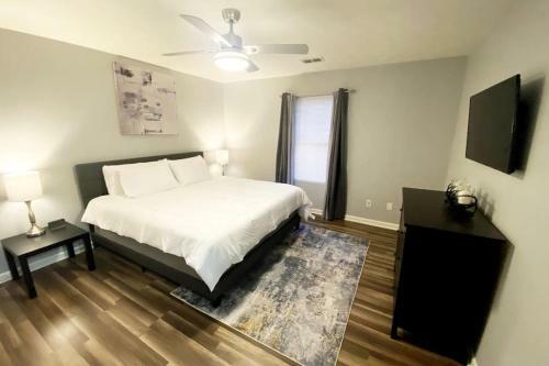 New Modern Contemporary Home Close To Airport