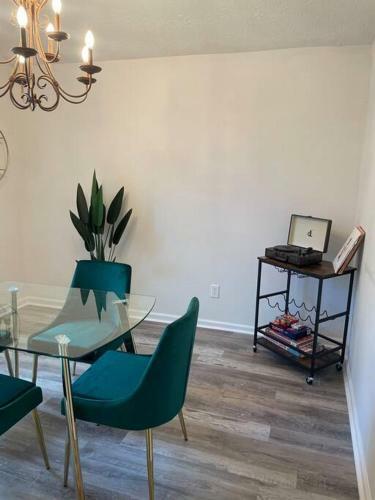 Paradise In Atl With Exciting Fun Room!