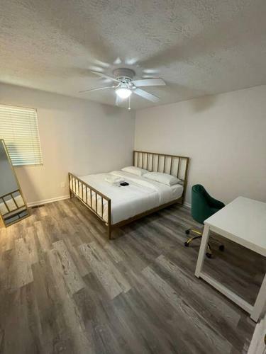 Paradise In Atl With Exciting Fun Room!