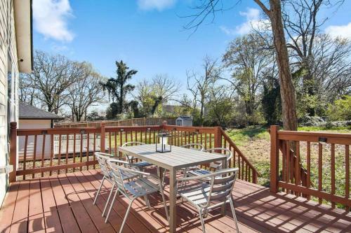 Charming 3br Bungalow W/ Deck Mins To Downtown