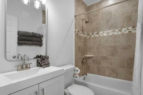 Charming 3br Bungalow W/ Deck Mins To Downtown