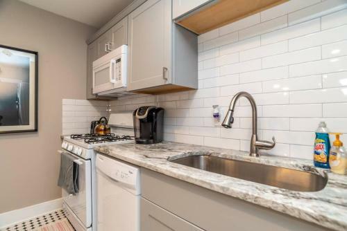 Downtown Atl Condo W Pool King Bed Lm1k2t