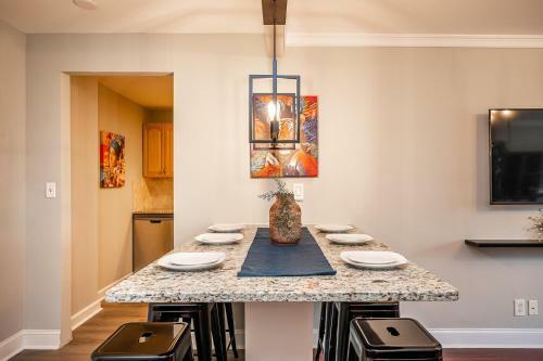 Downtown Atl Condo W Pool King Bed Lm1k2t