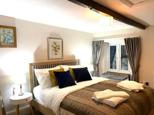 Peep-o-day-stylish 4bedroom Cottage With Dale View