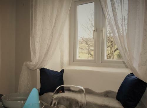 Peep-o-day-stylish 4bedroom Cottage With Dale View