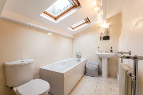 Peep-o-day-stylish 4bedroom Cottage With Dale View