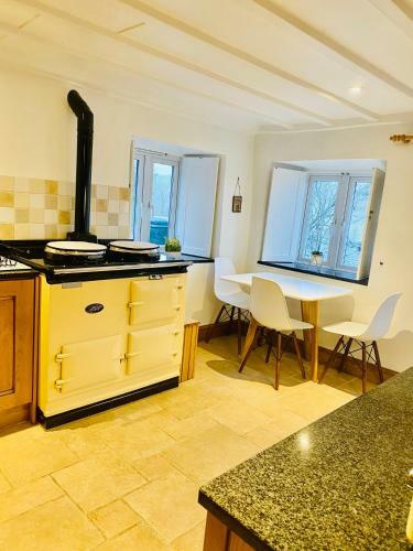 Peep-o-day-stylish 4bedroom Cottage With Dale View