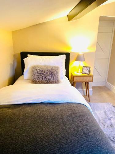Peep-o-day-stylish 4bedroom Cottage With Dale View