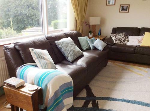 Spacious Detached House With Parking & Views