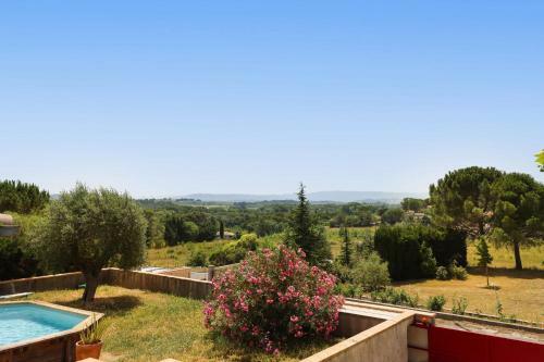 Bright 180 M With Garden-terrace And Pool