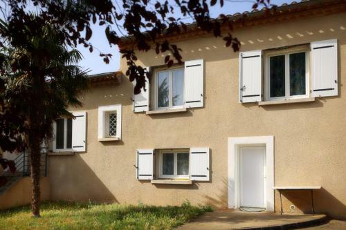Bright 180 M With Garden-terrace And Pool