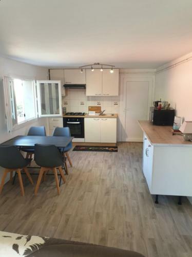 Bright 180 M With Garden-terrace And Pool