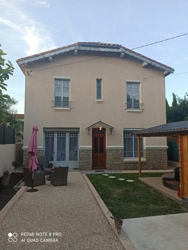 Villa De Charme Proche De La Cit� Avec Jacuzzi.