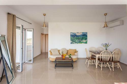 Hillside Seaview Apartment