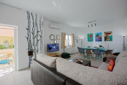 Bright And Stylish 3 Bedroom Apartment