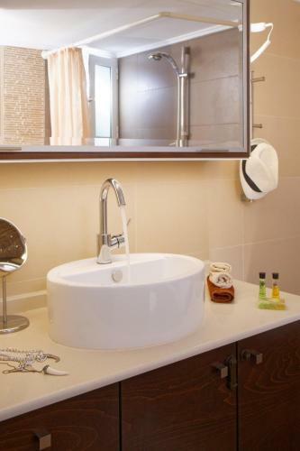 Bright And Stylish 3 Bedroom Apartment
