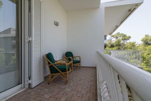 Bright And Spacious Apartment In Varkiza
